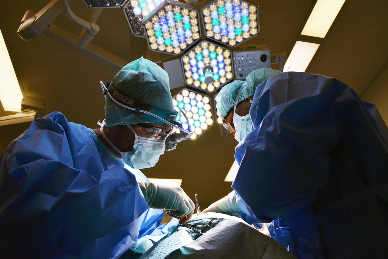 Leczenie hemoroidów — jak odróżnić od poważnych schorzeń i kiedy operować